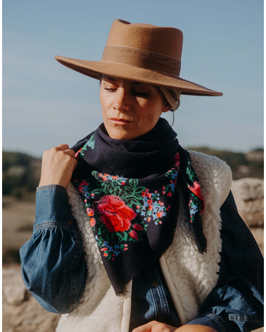 Un foulard bleu nuit by Marushka pour passer l'hiver au chaud !