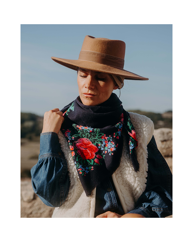 Un foulard bleu nuit by Marushka pour passer l'hiver au chaud !