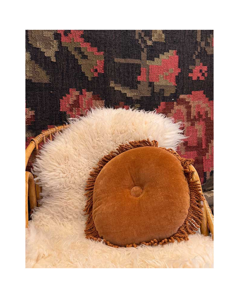 Coussin rond à franges en velours coloris camel inspiré, rétro mais tellement chic